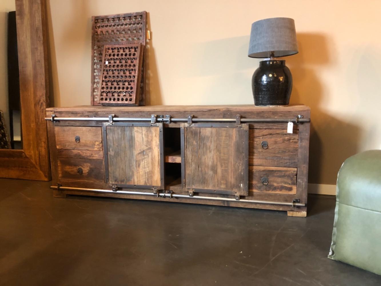 Stoere TV kast met ijzeren beslag oud teak - Tv meubels laag oud hout - Kasten gemaakt van recycled hout vind gewoon in - Colonial